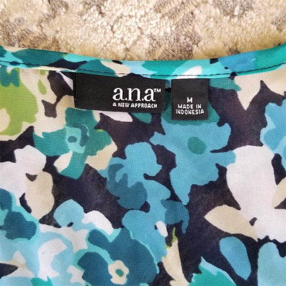 Top Blouse. Floral Print. Shades of Blue. A.N.A Brand. Size Medium. - Picture 9 of 9
